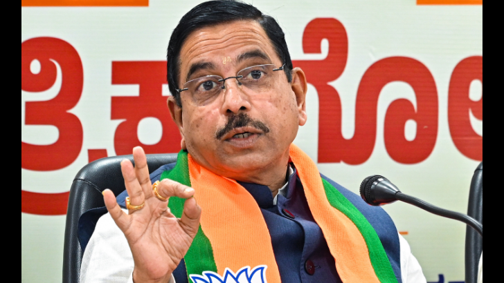 https://salarnews.in/public/uploads/images/newsimages/maannewsimage14062025_190905_uniion minister.png